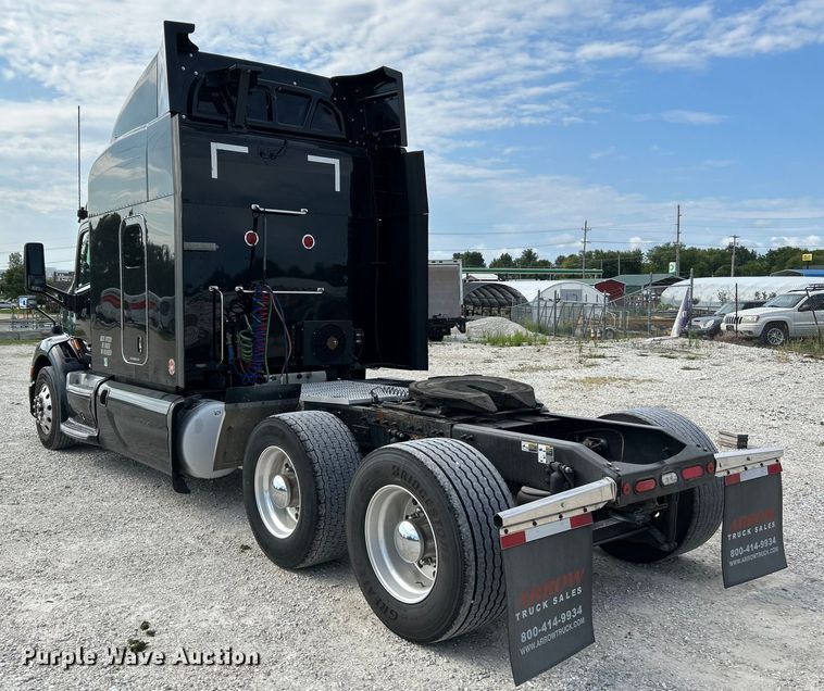 image for item NL9645 2017 Peterbilt 579  truck cab and chassis