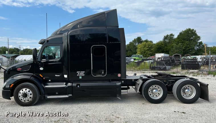 image for item NL9645 2017 Peterbilt 579  truck cab and chassis