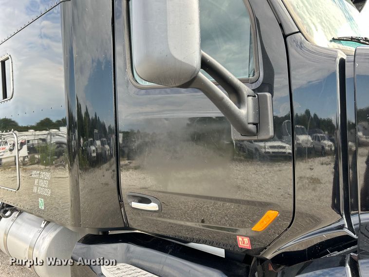 image for item NL9645 2017 Peterbilt 579  truck cab and chassis
