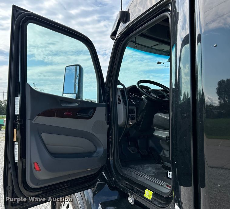 image for item NL9645 2017 Peterbilt 579  truck cab and chassis