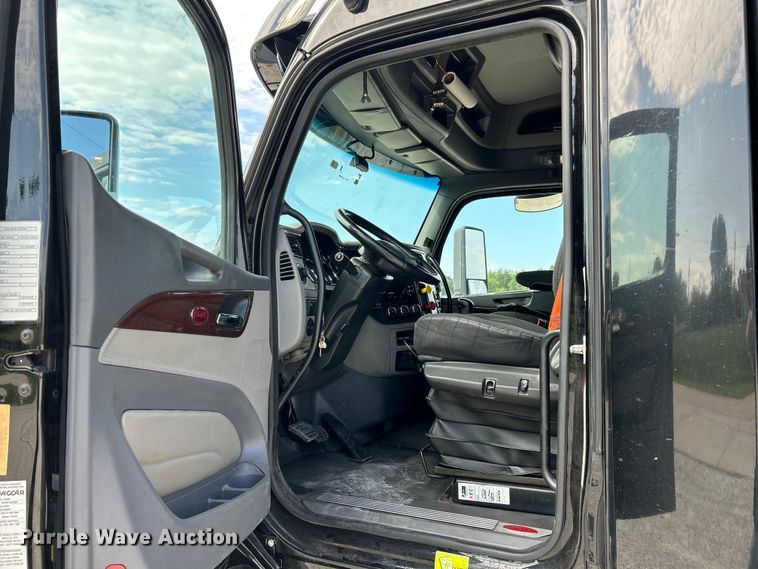 image for item NL9645 2017 Peterbilt 579  truck cab and chassis