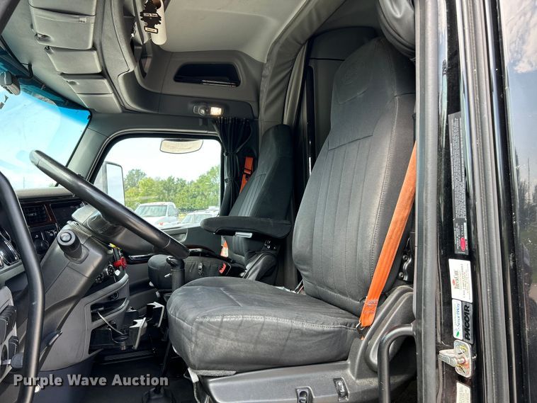 image for item NL9645 2017 Peterbilt 579  truck cab and chassis