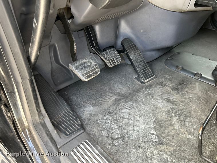 image for item NL9645 2017 Peterbilt 579  truck cab and chassis