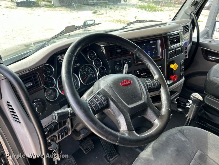 image for item NL9645 2017 Peterbilt 579  truck cab and chassis