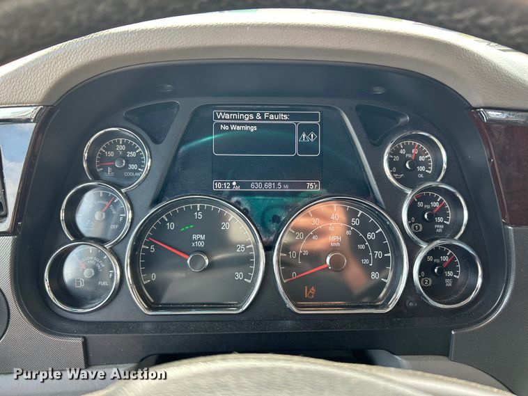 image for item NL9645 2017 Peterbilt 579  truck cab and chassis