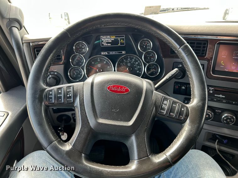 image for item NL9645 2017 Peterbilt 579  truck cab and chassis