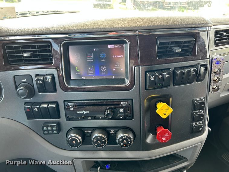 image for item NL9645 2017 Peterbilt 579  truck cab and chassis