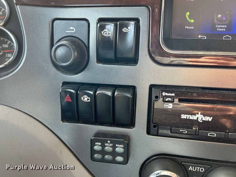 image for item NL9645 2017 Peterbilt 579  truck cab and chassis