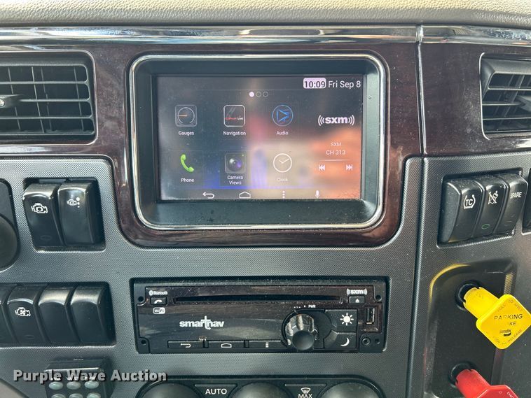 image for item NL9645 2017 Peterbilt 579  truck cab and chassis