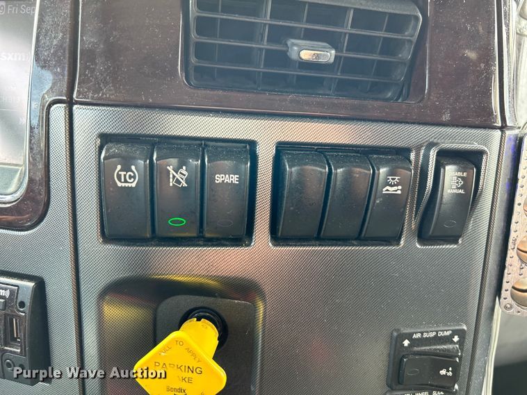 image for item NL9645 2017 Peterbilt 579  truck cab and chassis