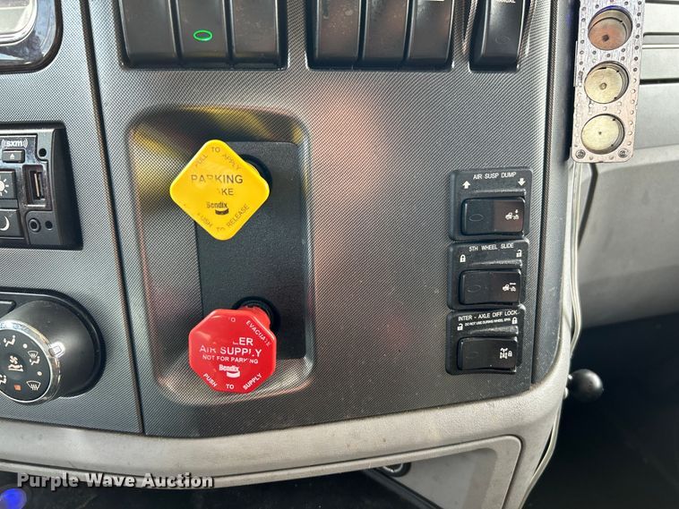 image for item NL9645 2017 Peterbilt 579  truck cab and chassis