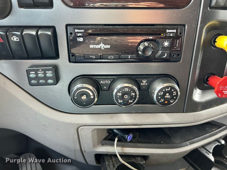 image for item NL9645 2017 Peterbilt 579  truck cab and chassis