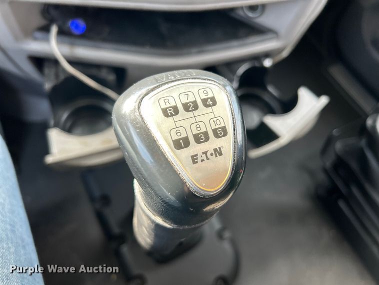 image for item NL9645 2017 Peterbilt 579  truck cab and chassis