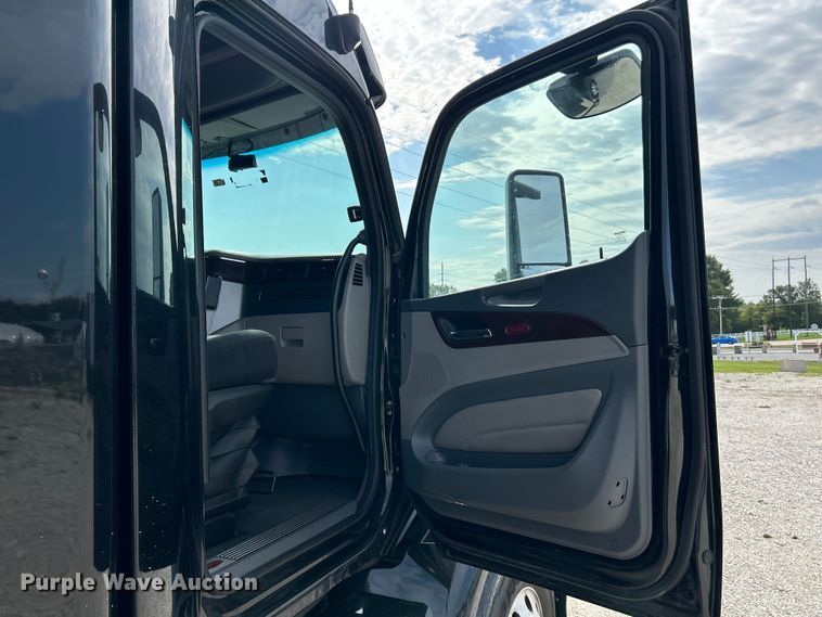 image for item NL9645 2017 Peterbilt 579  truck cab and chassis