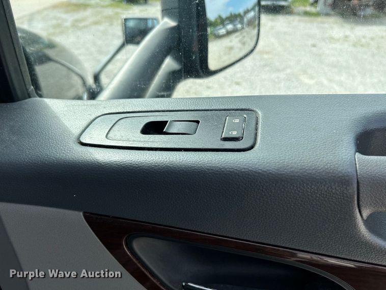 image for item NL9645 2017 Peterbilt 579  truck cab and chassis