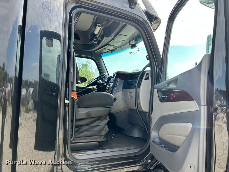 image for item NL9645 2017 Peterbilt 579  truck cab and chassis