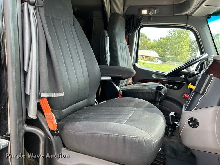 image for item NL9645 2017 Peterbilt 579  truck cab and chassis