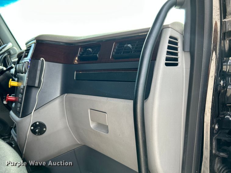 image for item NL9645 2017 Peterbilt 579  truck cab and chassis