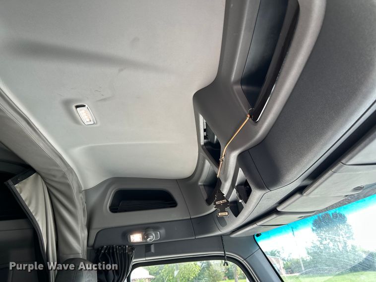 image for item NL9645 2017 Peterbilt 579  truck cab and chassis