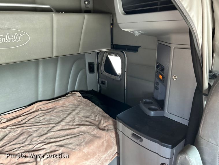 image for item NL9645 2017 Peterbilt 579  truck cab and chassis