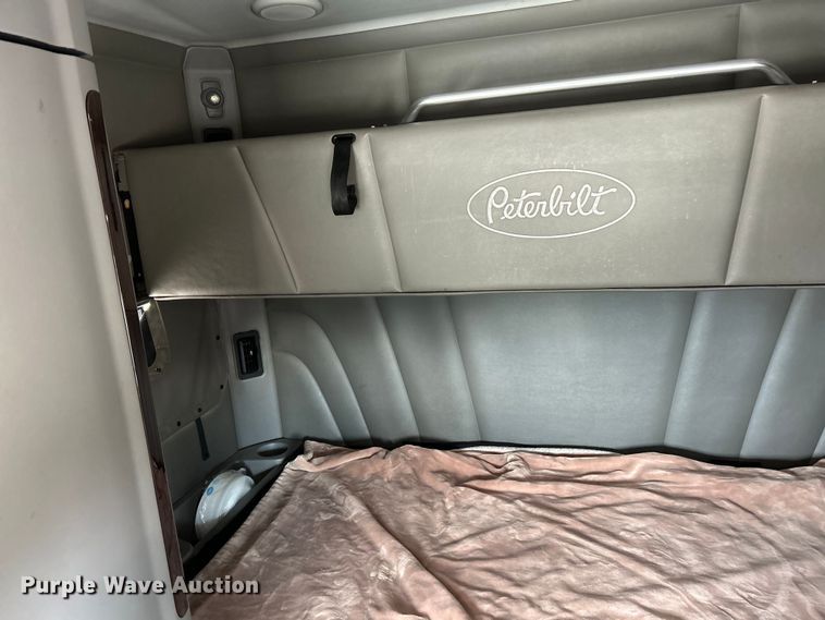 image for item NL9645 2017 Peterbilt 579  truck cab and chassis