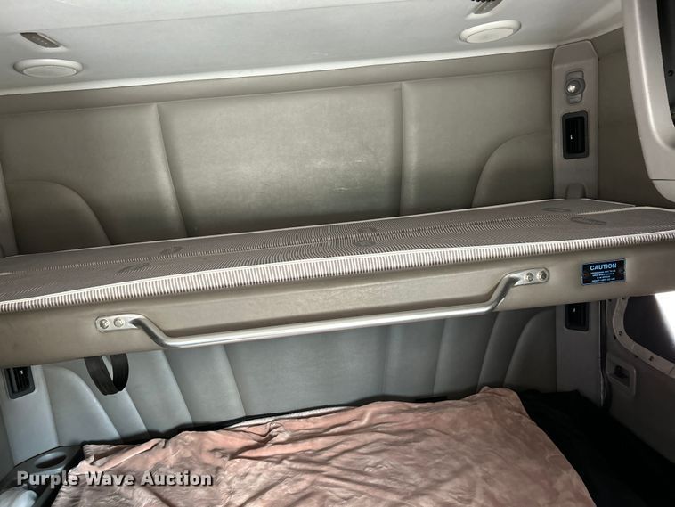 image for item NL9645 2017 Peterbilt 579  truck cab and chassis