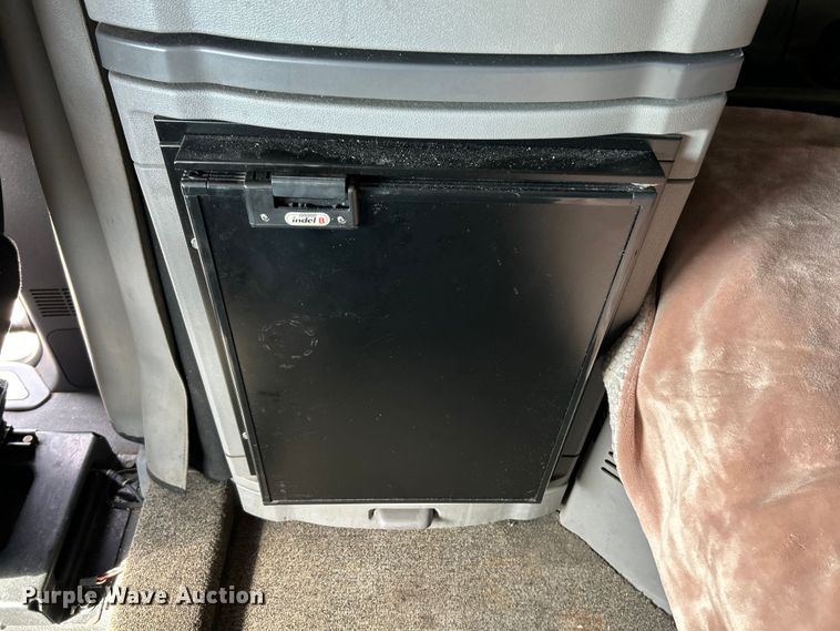 image for item NL9645 2017 Peterbilt 579  truck cab and chassis