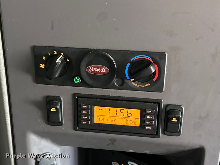 image for item NL9645 2017 Peterbilt 579  truck cab and chassis