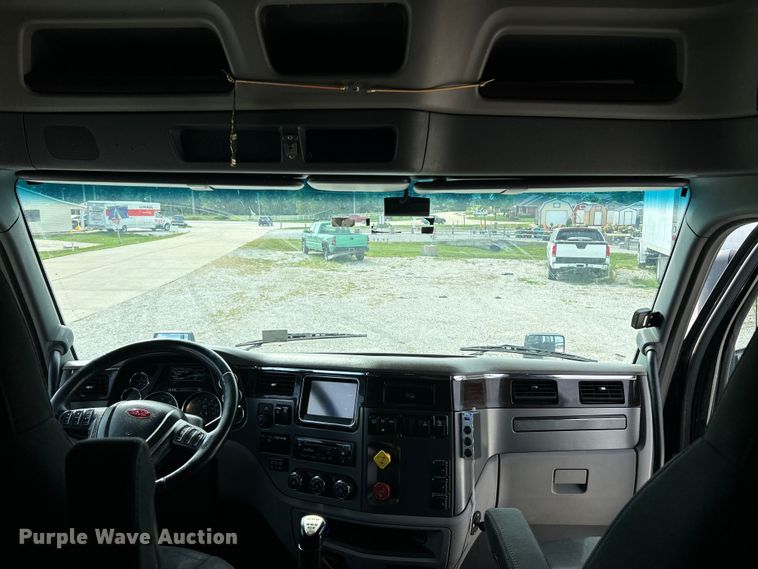 image for item NL9645 2017 Peterbilt 579  truck cab and chassis