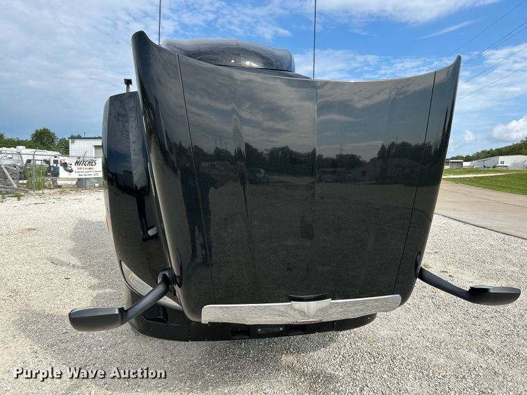 image for item NL9645 2017 Peterbilt 579  truck cab and chassis