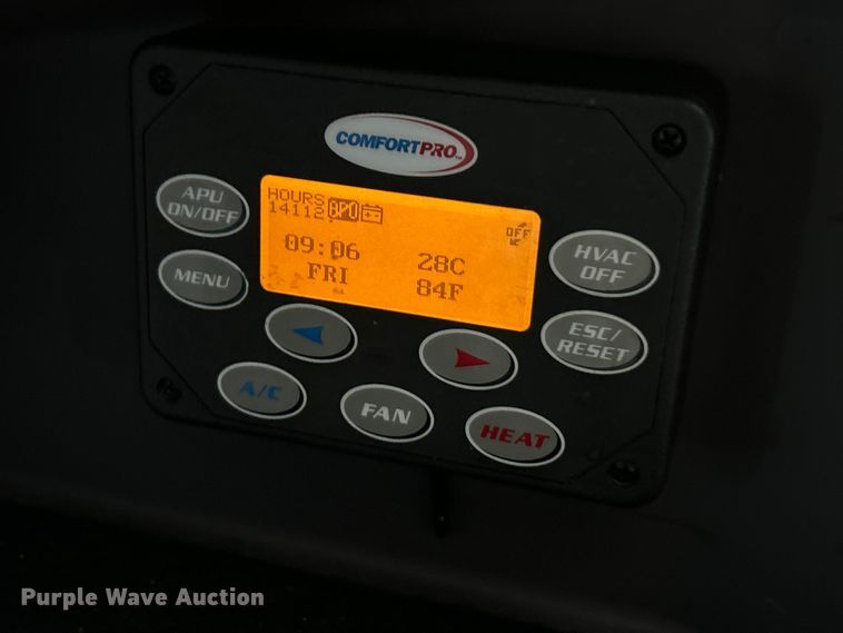 image for item NL9645 2017 Peterbilt 579  truck cab and chassis