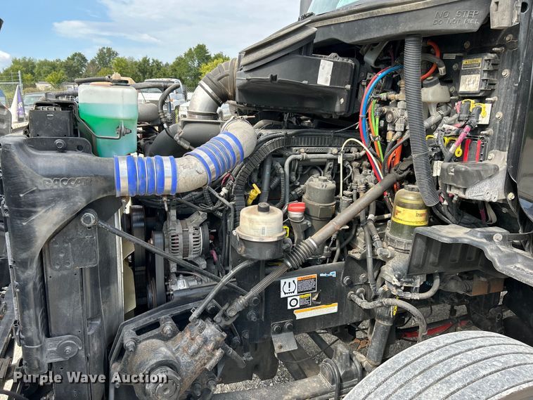 image for item NL9645 2017 Peterbilt 579  truck cab and chassis