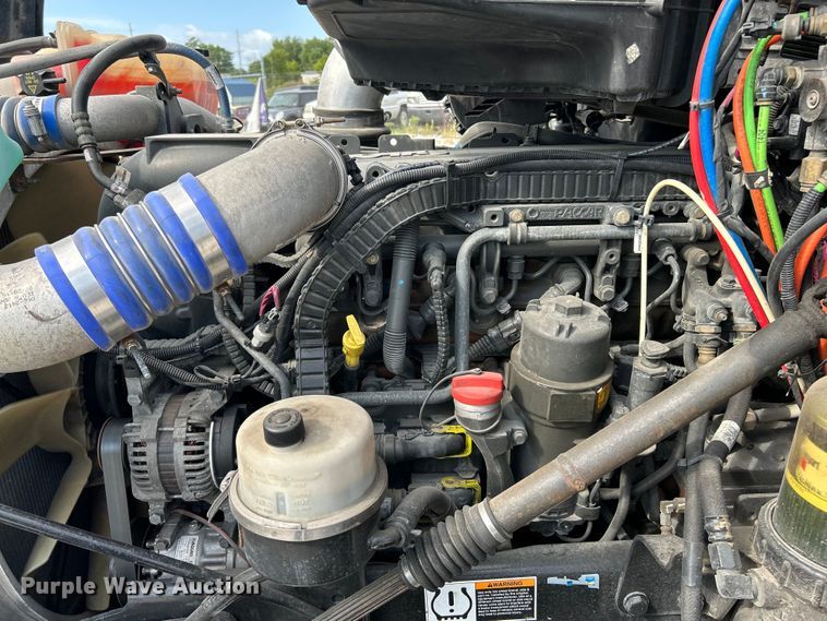 image for item NL9645 2017 Peterbilt 579  truck cab and chassis