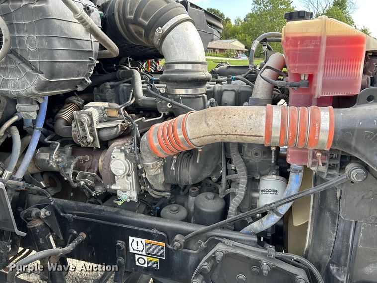 image for item NL9645 2017 Peterbilt 579  truck cab and chassis