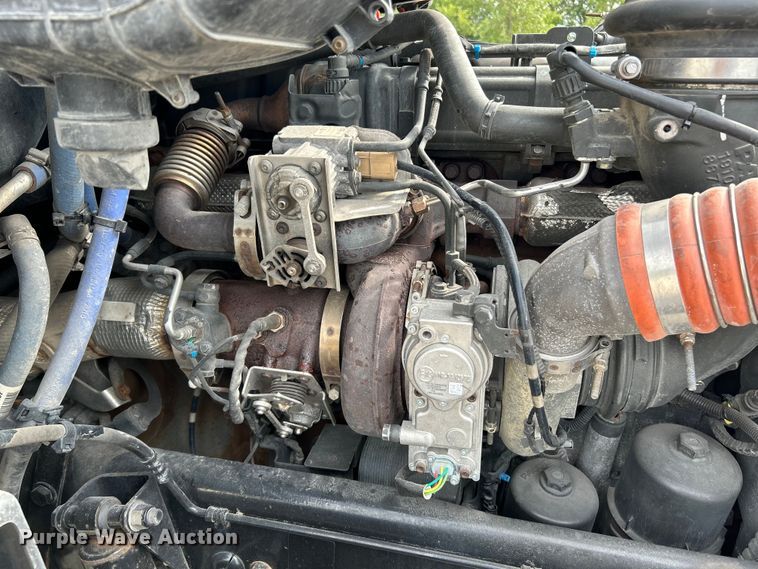 image for item NL9645 2017 Peterbilt 579  truck cab and chassis