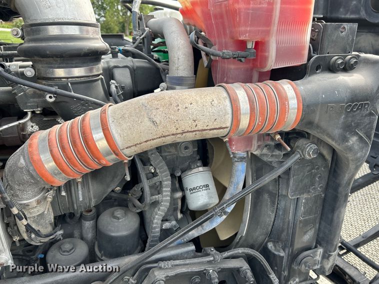 image for item NL9645 2017 Peterbilt 579  truck cab and chassis