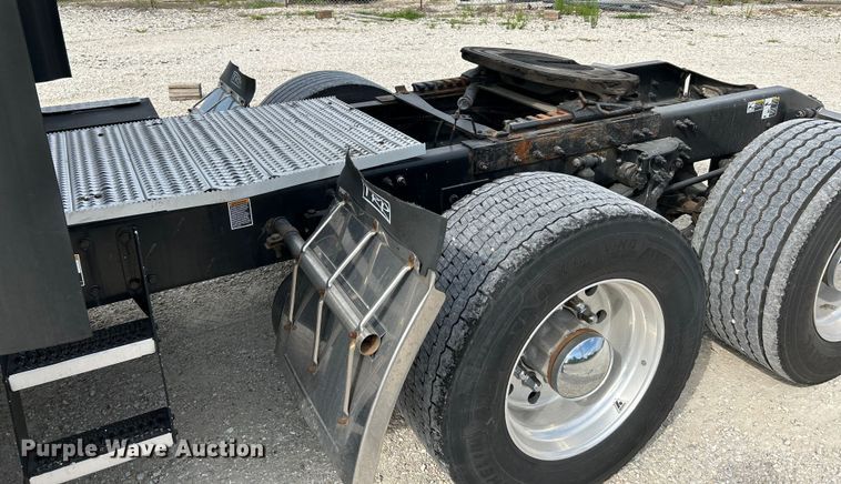 image for item NL9645 2017 Peterbilt 579  truck cab and chassis