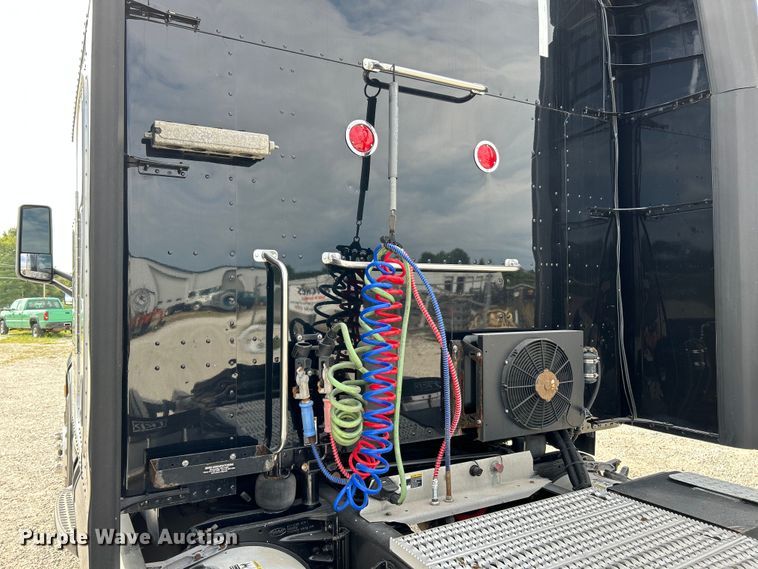 image for item NL9645 2017 Peterbilt 579  truck cab and chassis