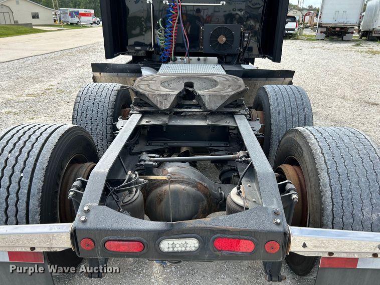 image for item NL9645 2017 Peterbilt 579  truck cab and chassis