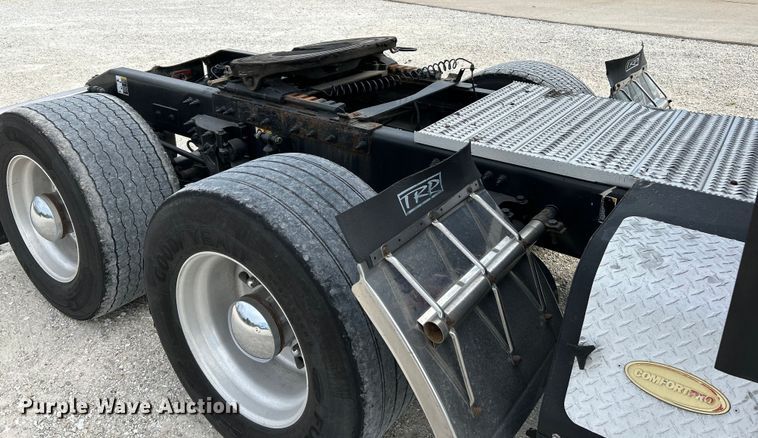 image for item NL9645 2017 Peterbilt 579  truck cab and chassis