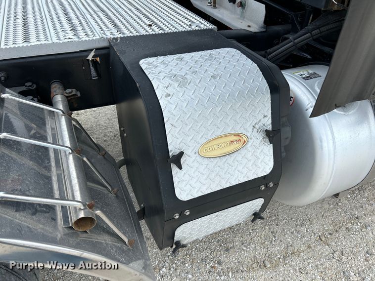 image for item NL9645 2017 Peterbilt 579  truck cab and chassis