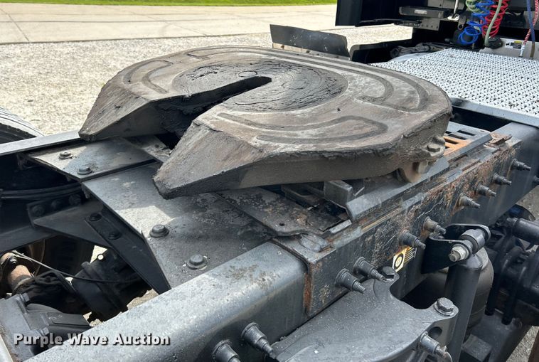 image for item NL9645 2017 Peterbilt 579  truck cab and chassis