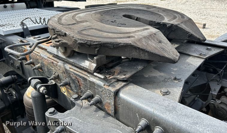 image for item NL9645 2017 Peterbilt 579  truck cab and chassis