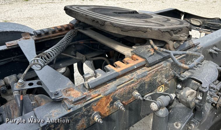 image for item NL9645 2017 Peterbilt 579  truck cab and chassis