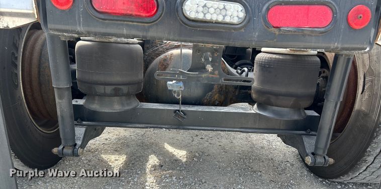 image for item NL9645 2017 Peterbilt 579  truck cab and chassis