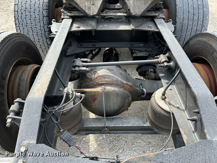 image for item NL9645 2017 Peterbilt 579  truck cab and chassis