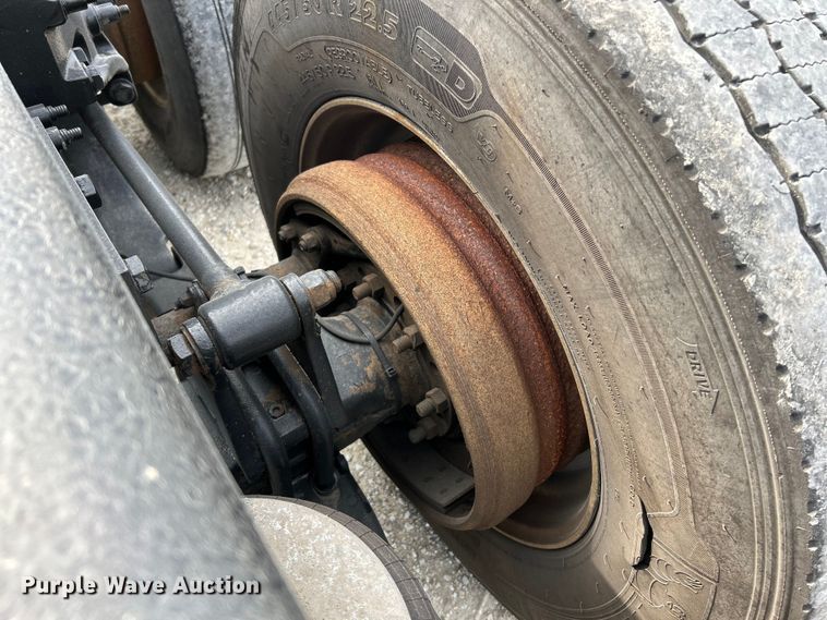 image for item NL9645 2017 Peterbilt 579  truck cab and chassis