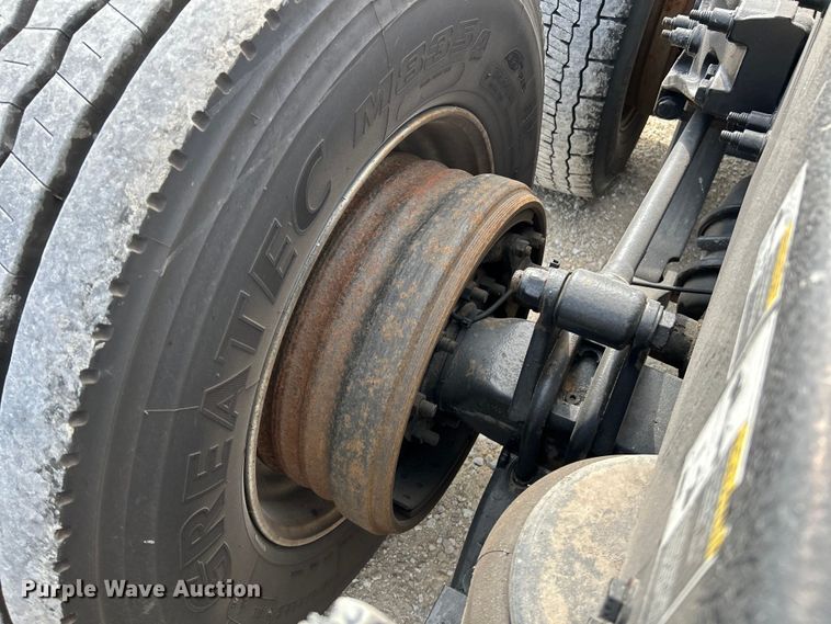 image for item NL9645 2017 Peterbilt 579  truck cab and chassis