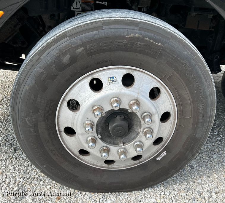 image for item NL9645 2017 Peterbilt 579  truck cab and chassis