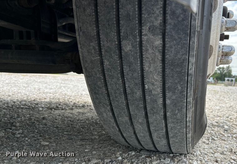 image for item NL9645 2017 Peterbilt 579  truck cab and chassis